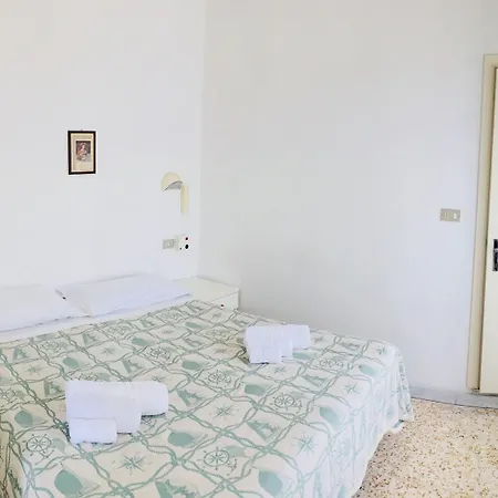 Urania Hotel *