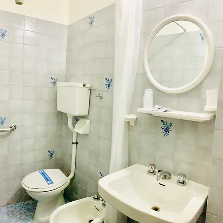 Urania Hotel *