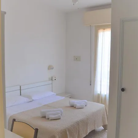 Urania Hotel *